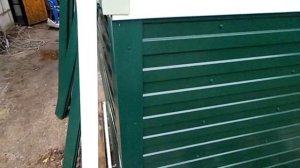 Отделка окон откосами, подшиваем карнизы крыши.