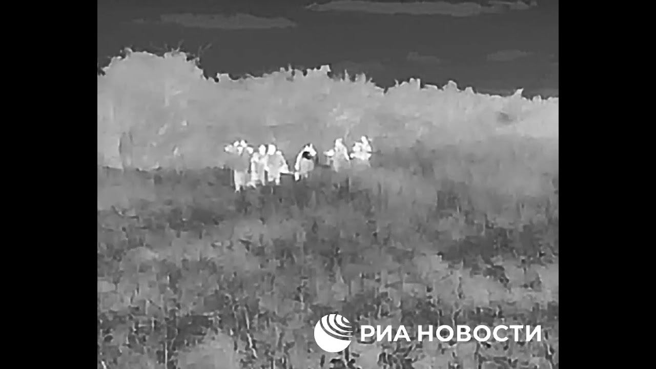 Целая толпа украинских военных сдается в плен солдатам России. смотреть онлайн