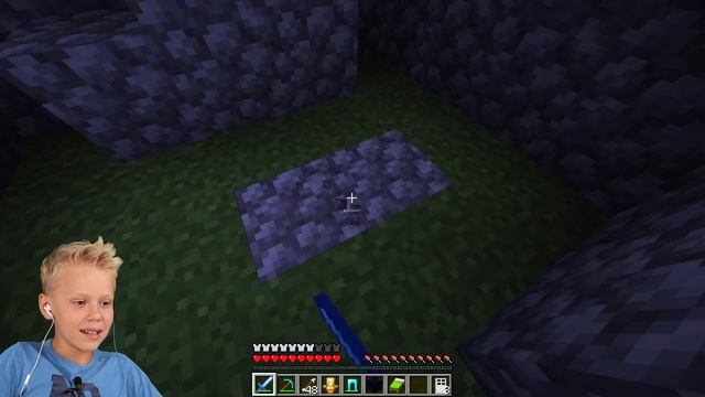 Построй Крепость и Защити Кровать! Школьник и Папа Битва Строителей!!! смотреть онлайн