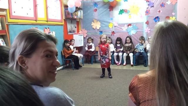 Трёхлетняя Роми читает на утреннике стихи про бабушку смотреть онлайн