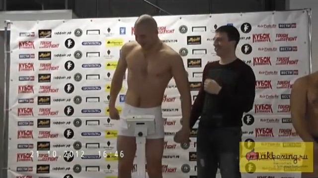 Русский Чисора нанес удар локтем Колесникову! смотреть онлайн