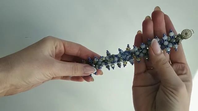 Простой браслет из бисера и бусин. смотреть онлайн