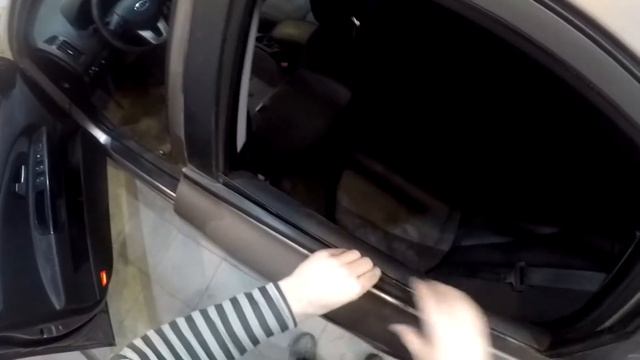 Снимаем наружные уплотнительные резинки стекол всех дверей KIA Ceed 2010-2012год смотреть онлайн