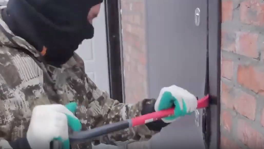 Ужас! Посмотри, что произойдет с дверью если вор попытается ее взломать и проникнуть в дом!.mp4 смотреть онлайн