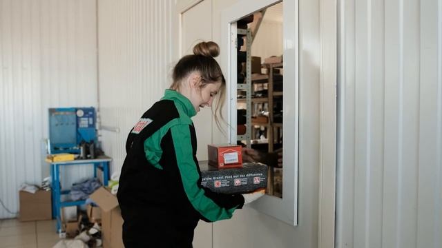 Пора Работать. Сегодня обзоры на профессии Бармен и Автомеханик смотреть онлайн