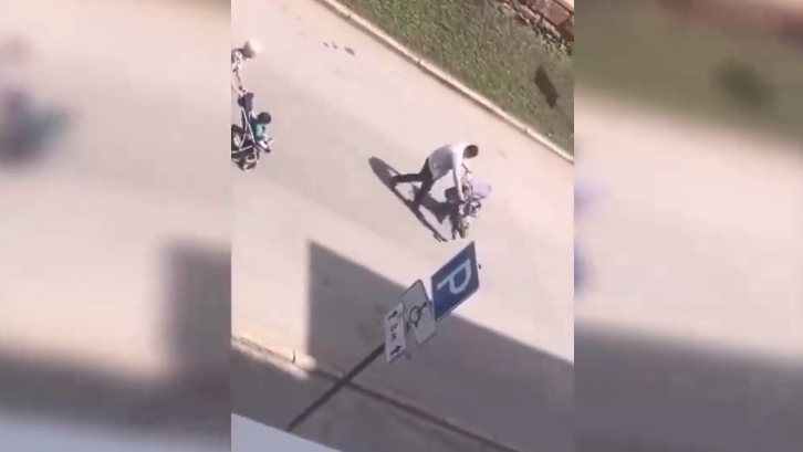 Липчанин избил двухлетнего сына на улице смотреть онлайн