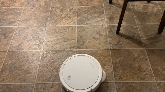 Bissell Spinwave Robot Vacuum & Mop - KITCHEN FLOOR & CHAIR MOPPING TEST - STICKY MESS смотреть онлайн