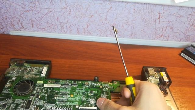 Чистка древнего ноутбука Acer TravelMate 2480. смотреть онлайн