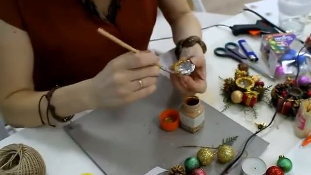 Как сделать новогодний подсвечник. Мастер-класс смотреть онлайн