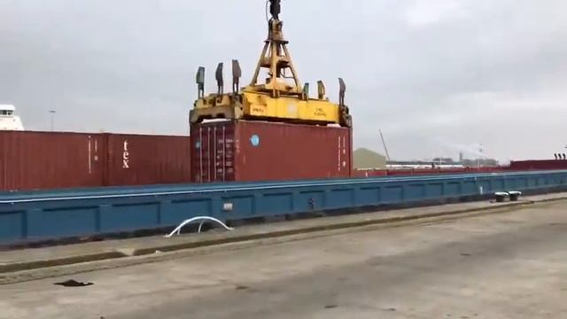 Harbour Crane operator смотреть онлайн