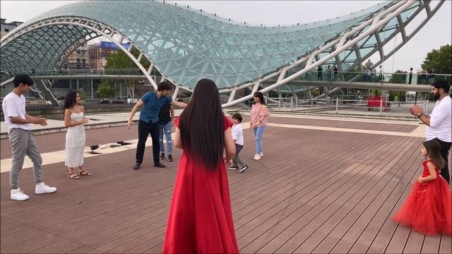 Девушки Танцуют Очень Красиво В Тбилиси Лезгинка 2021 Чеченская Песня Влюблена В Парке ALISHKA смотреть онлайн