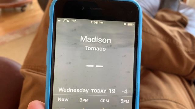 Weather App Tells Us We're in a Tornado смотреть онлайн