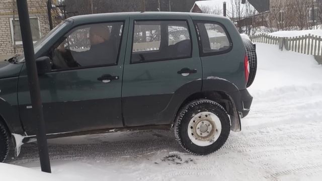 (Chevrolet Niva) новая шевроле нива 4*4 2015 топчет снег