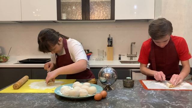 Сладкие плюшки с изюмом.Особенная кухня. смотреть онлайн
