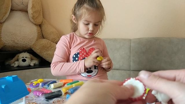 Лепим из пластилина с тестом Плей до. Лепим вкусные кексы, шоколадные сердечки смотреть онлайн