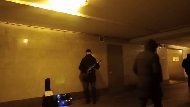 В. Цой " Восьмиклассница " Кавер на гитаре. Уличные музыканты Казани смотреть онлайн