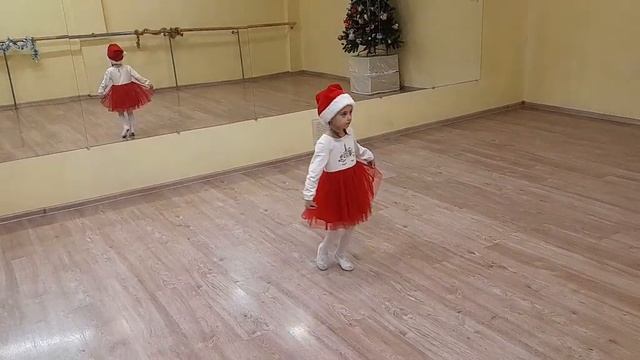 Танец гномиков, гномы на опушке. Алёна Августинович смотреть онлайн