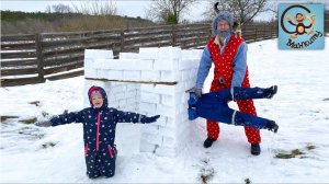 Диана и Даня строят домик из снега, играют в снегу с Папой. Манкиту