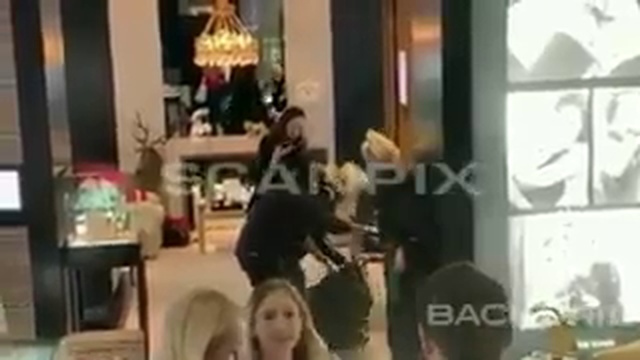 Кристен Стюарт в бутике Chanel - 20.12.2018 смотреть онлайн
