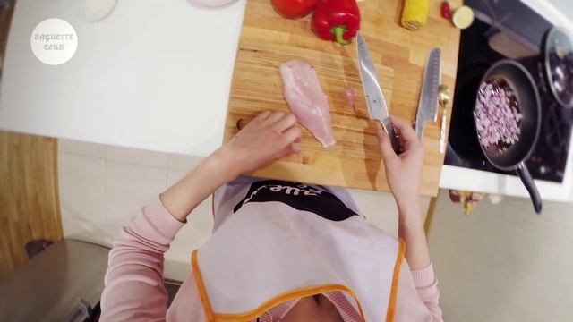 Кесадилья с курицей и помидорами и соусом Cальса смотреть онлайн