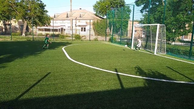 Тренировка по футболу деток 4 - 6 лет клуб "Адреналин" на свежем воздухе смотреть онлайн