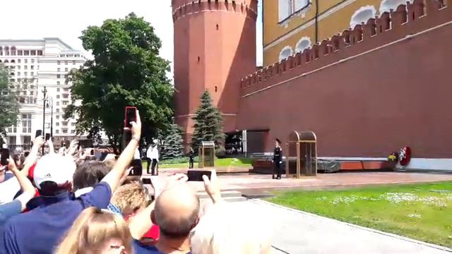 Смена почетного караула у вечного огня. 19 июня 2018 смотреть онлайн