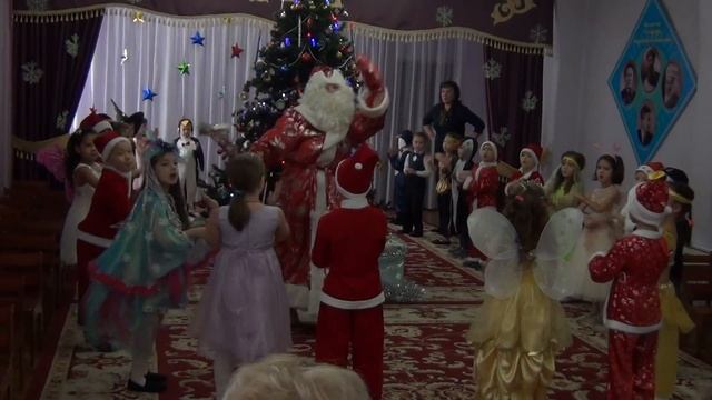 76. Дед Мороз танцует смотреть онлайн