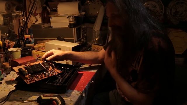 Synthesiser Dave - Episode 5 - Stylophone 350s смотреть онлайн