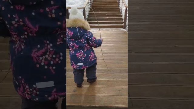 Ребёнок год и 10 учится ходить по лестнице смотреть онлайн