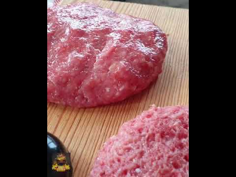 Копченые бургеры и домашний копчёный барбекю соус. Smoked burgers and homemade smoked barbecue sauce смотреть онлайн