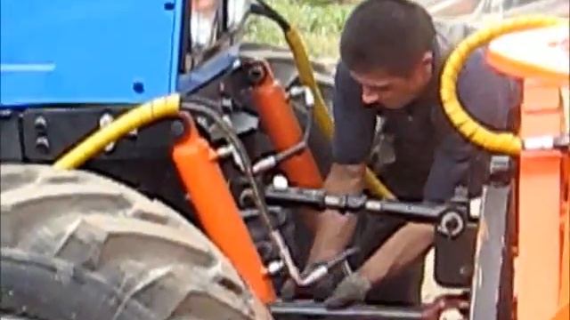 УНИКУМ 82 фрезерно-роторный снегоочиститель на тракторе МТЗ-82 с фронтальным погрузчиком МКДУ-82Б смотреть онлайн