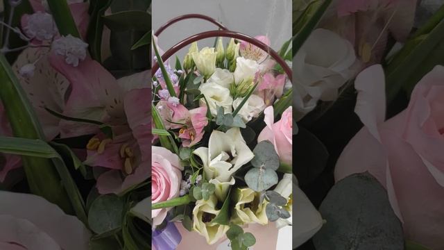 Букет из 5 розовых роз, 2 розовых альстромерий, лилии, гипсофилы и пальмы в сумке смотреть онлайн