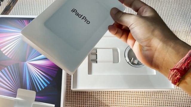iPad Pro (11-inch) 2021 unboxing: Apple M1 chip, 16GB RAM and dual camera! смотреть онлайн