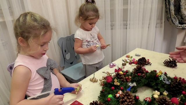 Делаем рождественские подарочные веночки смотреть онлайн