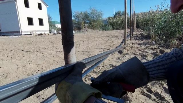 Забор из труб и профтрубы. Простой способ монтажа. смотреть онлайн