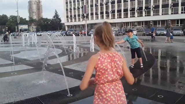 Фонтан на театральной площади.Красиво и не жарко.