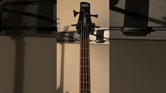 Ibanez Mikro Bass GSRM20B Weathered Black смотреть онлайн