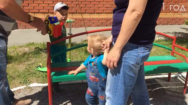 Как малыш в 1 год проснулся, покушал и играет во дворе. Baby at 1 year old woke up, ate and plays. смотреть онлайн