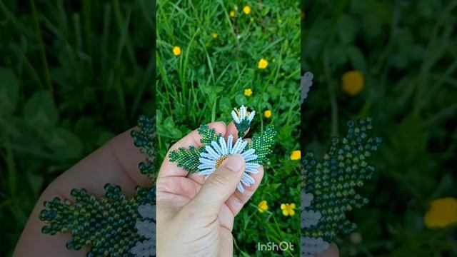 РОМАШКА С ЛИСТЬЯМИ брошь бисер, плетение. Обучение созданию украшений. Мастер-класс брошь из бисера смотреть онлайн