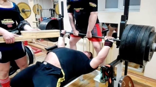 Владислав Соловьев, жим штанги лежа с бруска 10см 275кг на 2раза смотреть онлайн