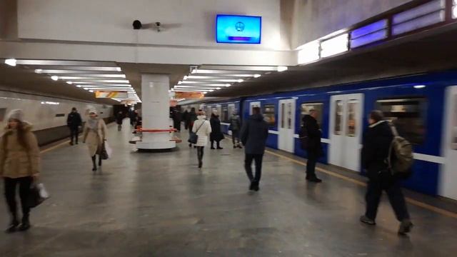 Номерной привез на станцию Автозаводская, с другой стороны приехал Штадлер, минский метрополитен смотреть онлайн