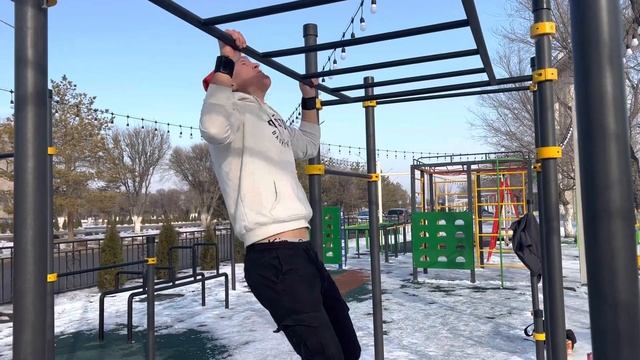 Кто больше за 1 минут,заруба в трех упражнениях (Отжимания,брусья,подтягивания)#коля #андрей смотреть онлайн