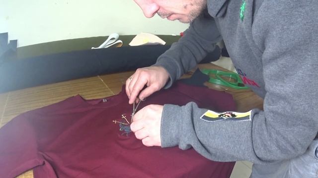 Машинная вышивка логотипа на футболке смотреть онлайн