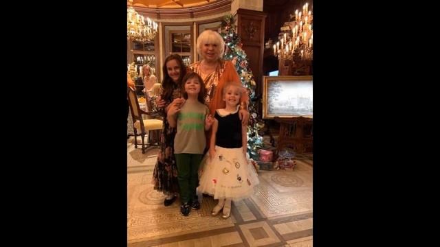 ? Алла Пугачева встретила Новый год в экстравагантном мини-платье смотреть онлайн