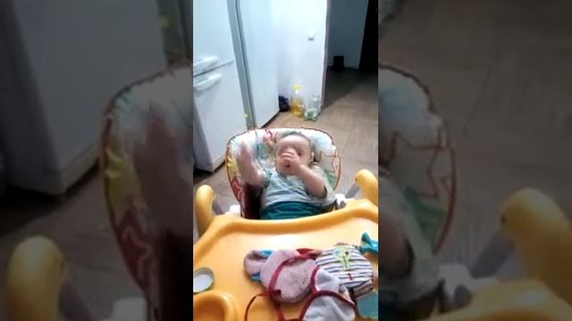 В 6 месяцев ребенок играет в ладушки смотреть онлайн