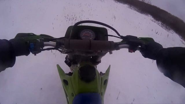 На шипах.Kawasaki и Honda на шипованной резине смотреть онлайн