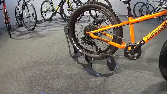 Cannondale Kids Cujo 20+ Велосипед 20+" Cannondale CUJO OS 2020 CRU оранжевый (SKD-56-57) смотреть онлайн