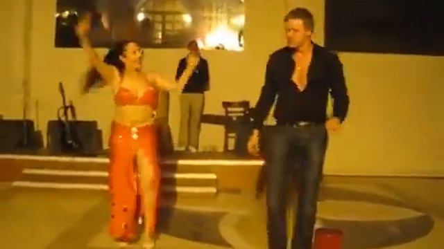 Русский турист показал как надо танцевать восточной девушке смотреть онлайн