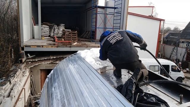 Процесс утепления пеноизолом цистерны смотреть онлайн
