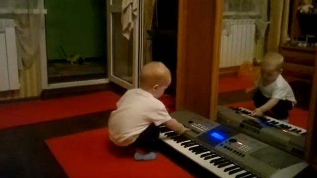 Dancing baby / Малыш танцует под синтезатор смотреть онлайн